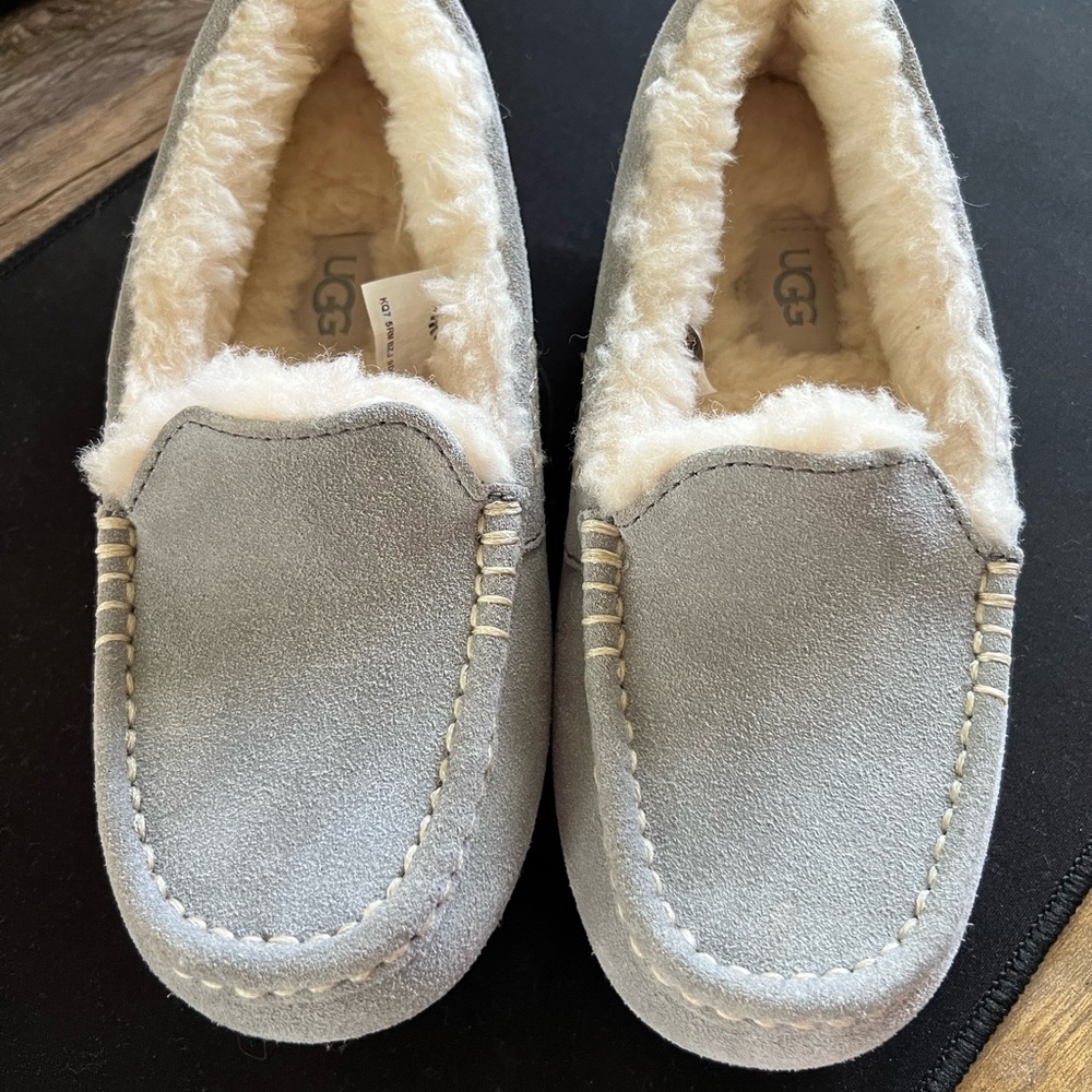 Brand New with tags UGG slippers size 5. Box not included. Purchased from Macys
